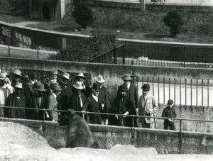 Sir Peter Chalmers Mitchell etiopialaisen valtionhoitajan Haile Selassien ja hänen seurueensa kanssa katselemassa ruskeakarhua Mappin Terracesilla Lontoon eläintarhassa, 1924 tekijältä Frederick William Bond