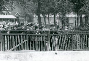 Italian kuningas Victor Emmanuel III vieraili Lontoon eläintarhassa vuonna 1924 tekijältä Frederick William Bond