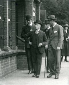 Italian kuningas Victor Emmanuel III vieraili Lontoon eläintarhassa vuonna 1924 tekijältä Frederick William Bond
