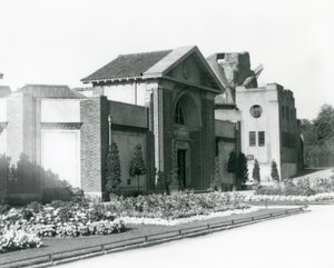 Matelijoiden talo Lontoon eläintarhassa vuonna 1928 ja muodolliset kukkapenkit sisäänkäynnin polkujen varrella (m/w kuva) tekijältä Frederick William Bond