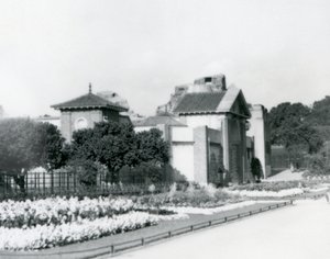 Matelijatalo Lontoon eläintarhassa vuonna 1928 ja muodolliset kukkapenkit Lontoon eläintarhan sisäänkäynnin varrella tekijältä Frederick William Bond
