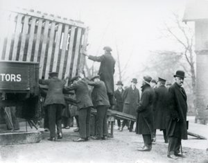 Äskettäin saapuneen Intian sarvikuonon purku, Lontoon eläintarha, 1924 tekijältä Frederick William Bond