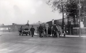 Elefanttiparin kävely telakoilta vuonna 1923 ZSL Lontoon eläintarhaan, viimeinen kerta kun näin tehtiin tekijältä Frederick William Bond