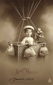 Vuoden 1913 uudenvuoden kortti, jossa poika nousee ilmapallolla ja paljon rahaa painolastina tekijältä French Photographer