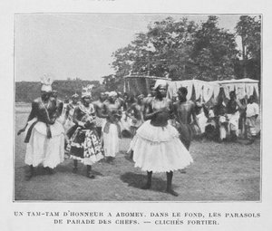 Tam-Tam kunnia Abomeyssa taustalla päälliköiden päivänvarjot tekijältä French Photographer