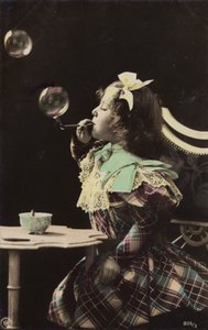 Pieni tyttö puhaltaa kuplia putkesta (sävytetty kuva) tekijältä French Photographer