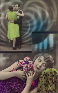 Nuori nainen haaveilee tanssimisesta miehen kanssa (sävytetty kuva) tekijältä French Photographer