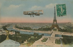 Lentokone kiertää Eiffel-tornia Pariisissa, Ranskassa. Postikortti lähetetty 1913. tekijältä French Photographer