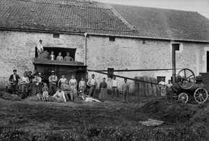 Maatalouden työntekijät ja lehdistö sidoivat heinäsaappaat maatilalla lähellä Bourmontia Haute-Marnessa (Haute Marne), noin 1890. Valokuvaus. Ducos kokoelma. tekijältä French Photographer