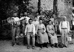 Maataloustyöntekijät ja heidän työkalunsa, väärennös, rateau-ertrier (rake ertrier), punoskori ja kokoelman vastaanottaja, maatilalla lähellä Bourmontia Haute-Marnessa (Haute Marne), noin 1890. Valokuvaus. Ducos kokoelma. tekijältä French Photographer