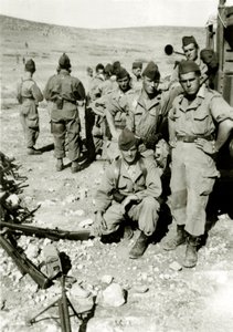 Algerian sota: nuoret ranskalaiset sotilaat Jebelissä noin 1960 tekijältä French Photographer
