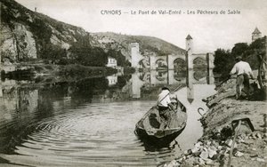 Cahorit 1900-luvun alussa: hiekkakalastajat ja heidän veneensä Lotilla, Val-entren silta (Valentre) tekijältä French Photographer