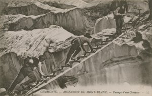 Chamonix - nousu Mont Blancille. Kiipeilijät ohittavat raon. Postikortti lähetetty 1913. tekijältä French Photographer