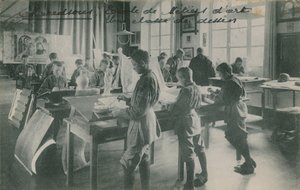 Piirustuskurssi taidekoulussa, Ranskassa. Postikortti lähetetty 1913. tekijältä French Photographer