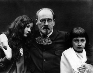 Emile Zola (1840-1902), kirjailija ja ranskalainen toimittaja Verneuil-sur-Seinen (Yvelinesin) puutarhassa lastensa Denisen ja Jacquesin kanssa. - Emile Zola (1840-1902), ranskalainen kirjailija ja toimittaja, kotonaan Verneuil-sur-Seinen (Yvelines) ja hän tekijältä French Photographer
