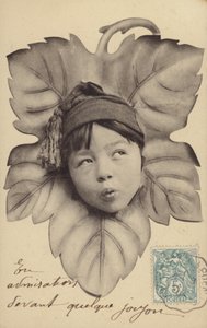 Pienen pojan kasvot lehden keskellä (valokuvakollaasi) tekijältä French Photographer