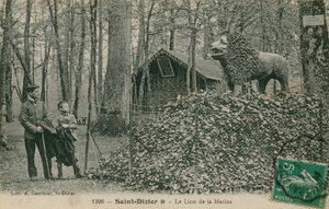 Isä ja poika katsovat leijonaveistosta Saint Dizierissä. Postikortti lähetetty vuonna 1913. Julkaisija Library of A Gauthier. tekijältä French Photographer