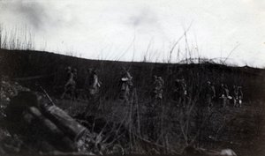 Ensimmäinen maailmansota (1914-1918): joukko sotilaita marssimassa Rocouriin (Saint Quentin) (Aisne) tekijältä French Photographer