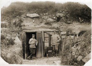 Ensimmäinen maailmansota (1914-1918): vasemmalla sihteerin luutnantti De Benedettin komentopaikka, oikealla pataljoonan upseeri. Niiden välissä sulakkeet, periskooppi, torpedot. 05/1916 tekijältä French Photographer