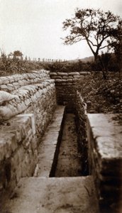 Ensimmäinen maailmansota (1914-1918): näkymä kaivannon mallista "Lemberg trench", Hautebraye (Oise) tekijältä French Photographer