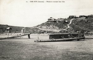 Kalastajat poistamassa verkkoaan lähellä Sam Sonin (Sam-Son), Annamin rantoja. Postikortti Vietnamista, Indokiinasta. Valokuva vuosilta 1912-1914. tekijältä French Photographer