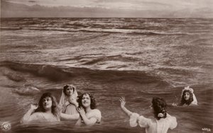 Viisi pukeutunutta naista meressä (valokuva) tekijältä French Photographer