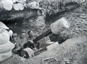 Ranskalainen 48-ase, jota käytettiin maamiinojen laukaisuun, 1915 tekijältä French Photographer