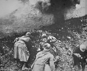Ranskan jalkaväki oli saksalaisen tykistön tulituksen alaisina Verdunin taistelun aikana tekijältä French Photographer