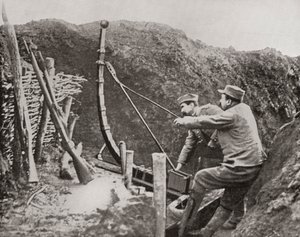 Ranskalaiset sotilaat käyttivät katapulttia pommien heittämiseen ensimmäisen maailmansodan aikana, The Illustrated War News, 1915 tekijältä French Photographer