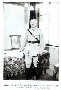 Kenraali Robert Nivelle (1856-1924) ottaa armeijan komennon Verdunissa toukokuussa 1916 (bw kuva) tekijältä French Photographer