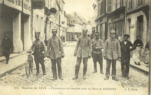 Saksalaisia vankeja Soissonsin kaduilla, Ranskassa, ensimmäinen maailmansota (m/w kuva) tekijältä French Photographer