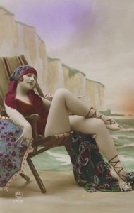 Tyttö kansituolissa (värikuva) tekijältä French Photographer