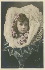 Tyttö kukassa (värikuva) tekijältä French Photographer