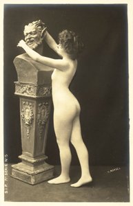 Tyttö vartalosukissa kiinnittää huomiota satyyrin rintakuvaan tekijältä French Photographer