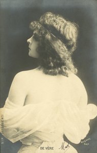 Tyttö katsoo olkapäänsä yli (m/w kuva) tekijältä French Photographer