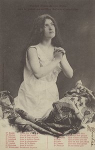 Tyttö rukoilee (m/w kuva) tekijältä French Photographer