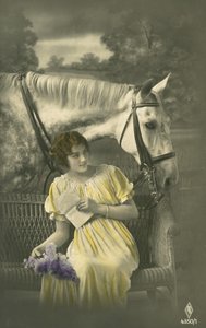Tyttö istuu sohvalla valkoinen hevonen takana (värikuva) tekijältä French Photographer