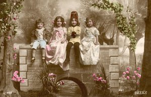 Tytöt ja pojat istuvat sillan reunalla tekijältä French Photographer