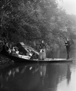 Ystäväryhmä kävelyllä, lepäämässä veneessä. Valokuvaus 1800-luvun lopulla. Ducos kokoelma. tekijältä French Photographer