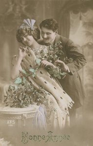 Hyvää uutta vuotta onnittelukortti, jossa romanttinen pariskunta pitelee misteliä, 1913 (käsinvärinen valokuva) tekijältä French Photographer