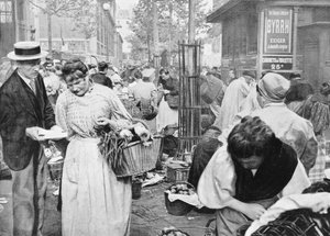 Hawker ostajien ja myyjien joukossa, Les Halles, Pariisi, 1896