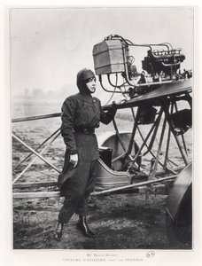 Helene Dutrieu (1877-1961) seisoo koneen vieressä, ennen vuotta 1914 tekijältä French Photographer