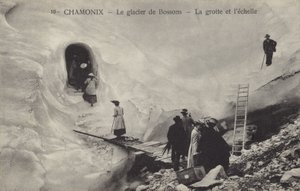 Jääluola ja tikkaat, Bossons Glacier, Chamonix, Ranska (m/w kuva) tekijältä French Photographer