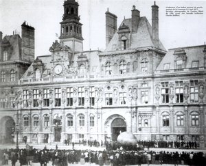 Kommuunin julistuksia sisältävän ilmapallon täyttäminen Pariisin Hotel de Villen ulkopuolella, 3. toukokuuta 1871 tekijältä French Photographer