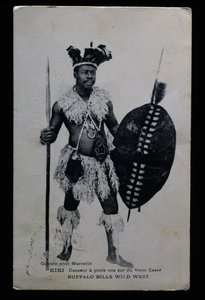 Kiki, tanssija, joka esiintyi paljain jaloin lasinsärkyllä, Buffalo Bill (William Frederick Cody tekijältä French Photographer