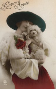Nainen pitää pientä koiraa tekijältä French Photographer