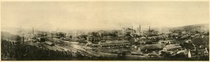 Le Creusot, panoraamanäkymä Schneider & Cie -yhtiön Album des Fers et Aaciers, 1895 tekijältä French Photographer
