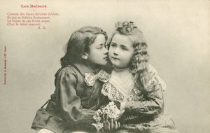 Pikkupoika suutelee pientä tyttöä (m/w kuva) tekijältä French Photographer