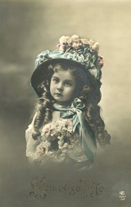Pieni tyttö isossa hatussa (värikuva) tekijältä French Photographer