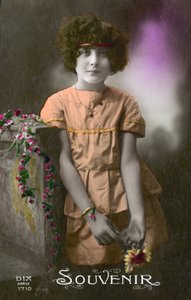 Pieni tyttö oranssissa (värikuva) tekijältä French Photographer